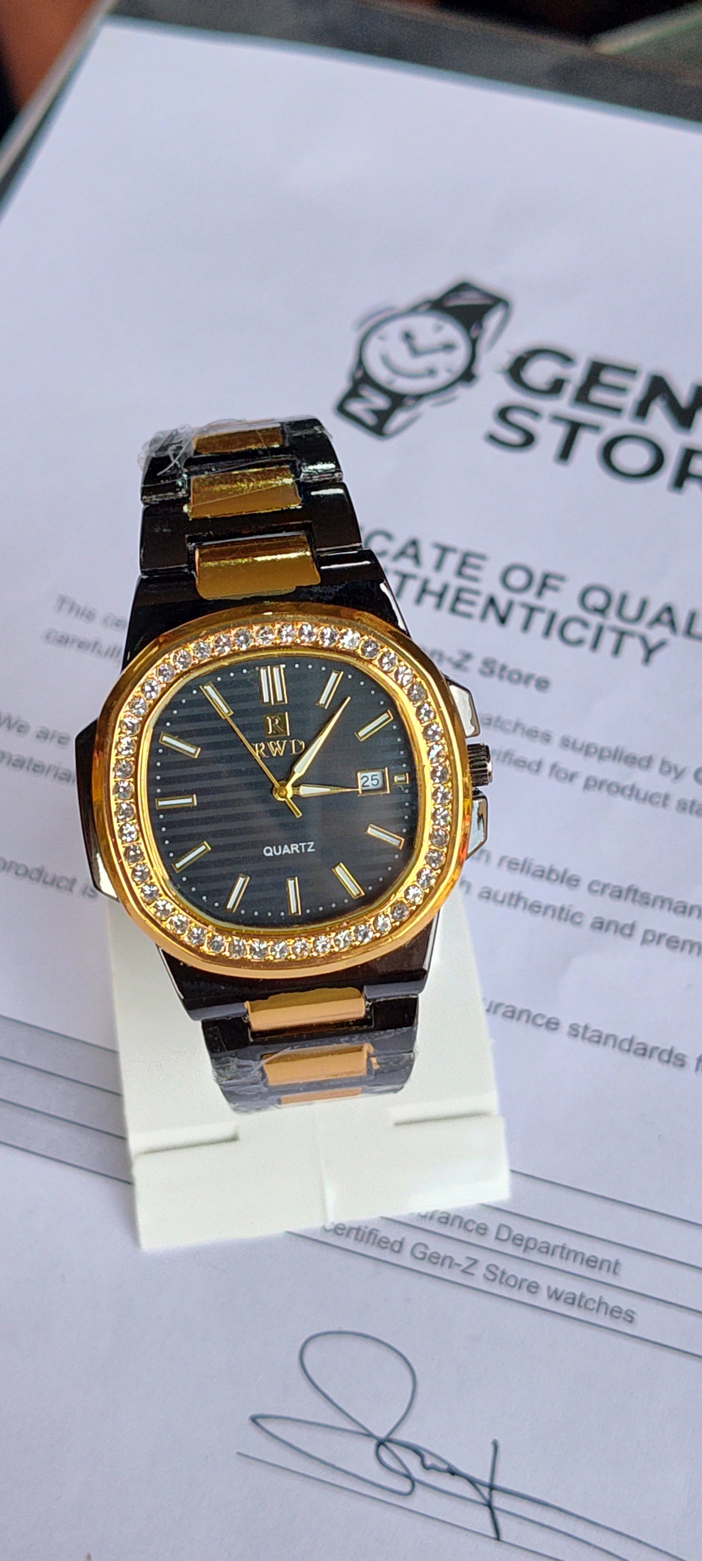 RW Quartz Watch with Diamond-Encrusted Bezel – Black Dial & Gold Accents